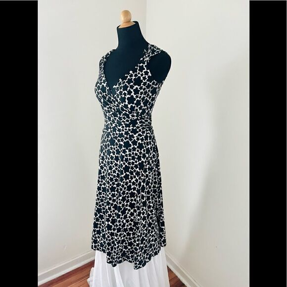 MAGGY LONDON BLACK AND WHITE FLORAL DRESS-gorgeous and flattering!! - Picture 3 of 7